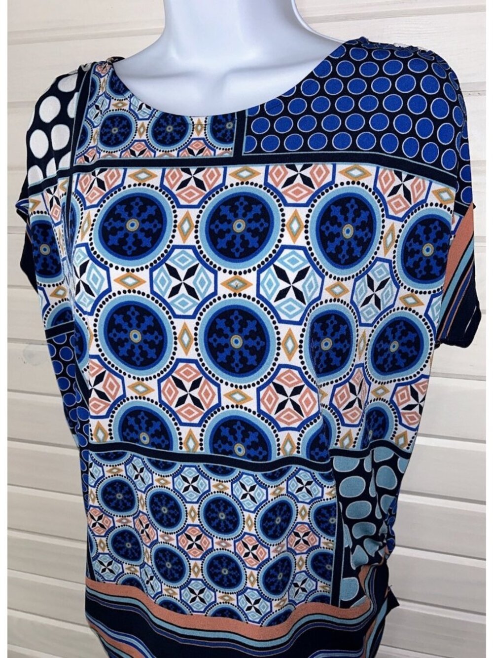 Chicos Sz 1 (MEDIUM) Blue Coral Medallion Print Ruched Sides S/S Top Tunic EUC